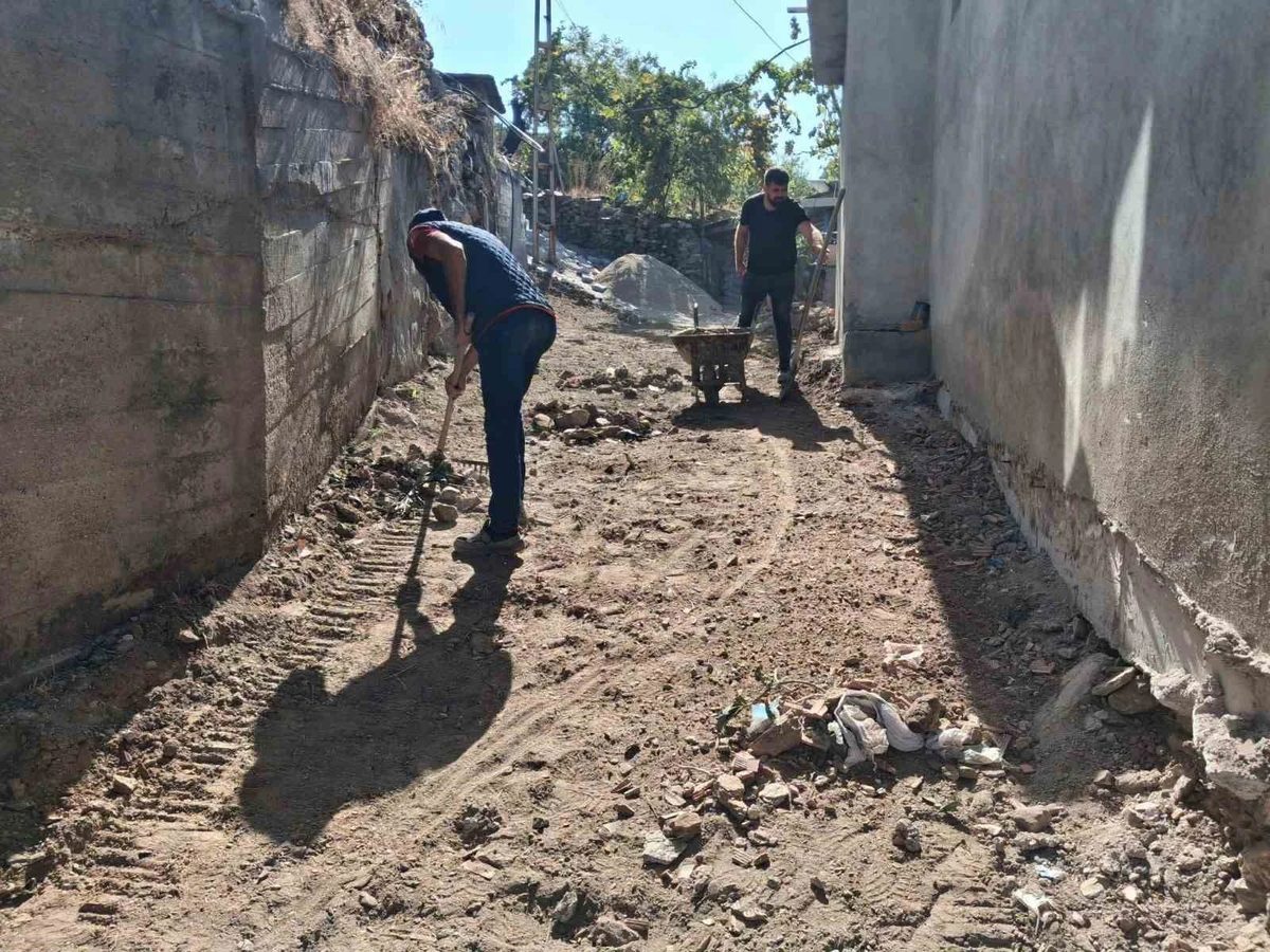 Esentepe Mahallesi’nde taş döşeme ve istinat duvarı işleri sürüyor