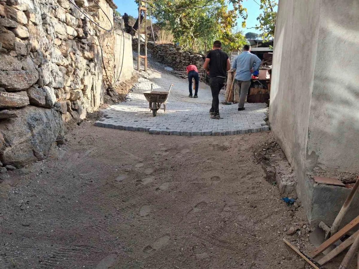 Esentepe Mahallesi’nde taş döşeme ve istinat duvarı işleri sürüyor