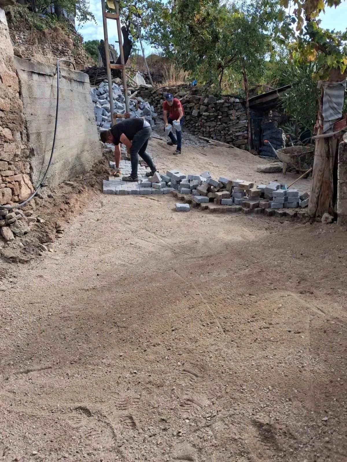 Esentepe Mahallesi’nde taş döşeme ve istinat duvarı işleri sürüyor