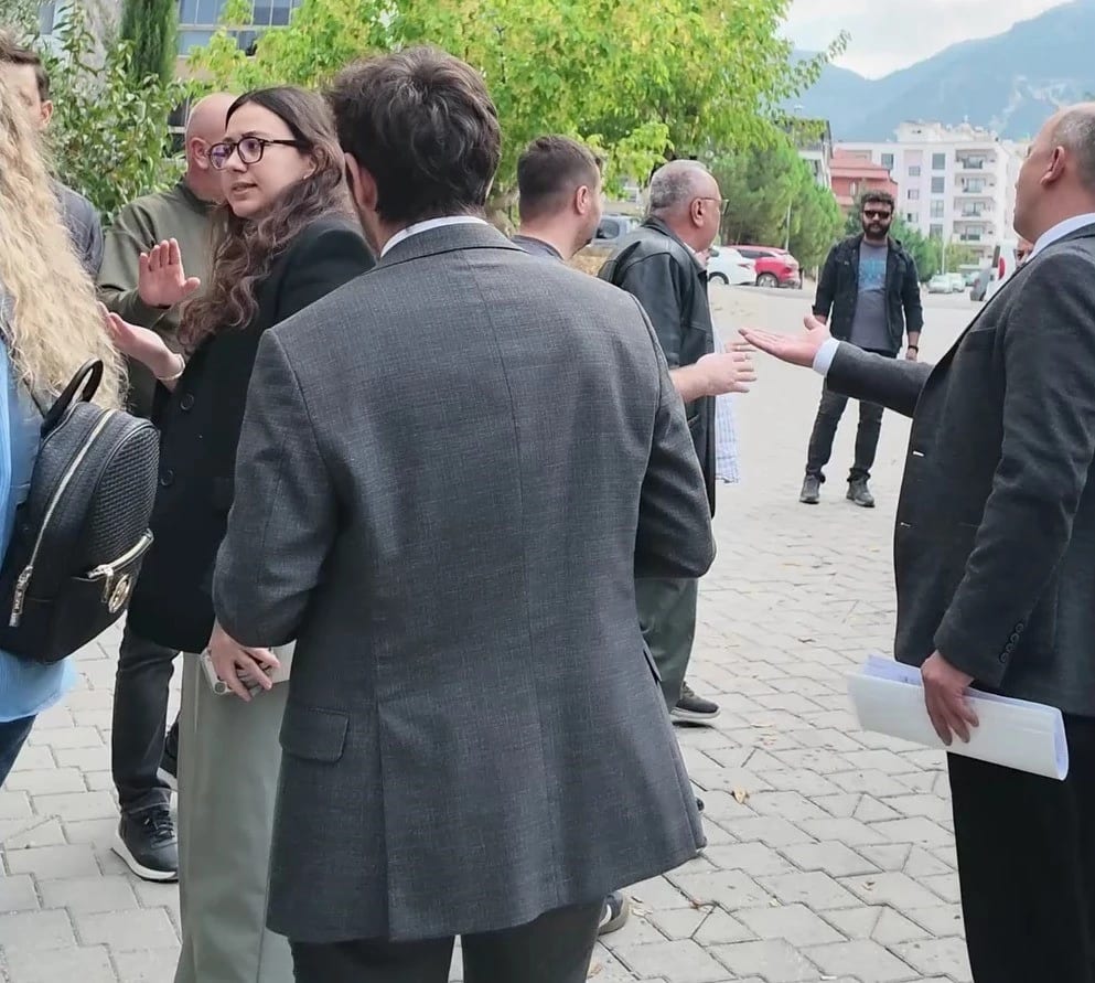Ev hapsinde tutulan parti yöneticisi için açıklama yapan Yeni Parti İlçe Başkanına site yöneticisinden gürültü tepkisi
