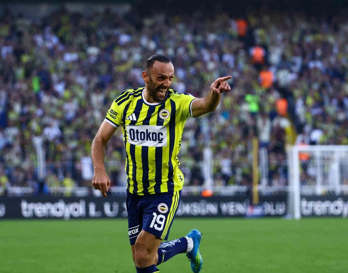 Galatasaray’da Osimhen, Fenerbahçe’de Vedat takımını sırtlıyor