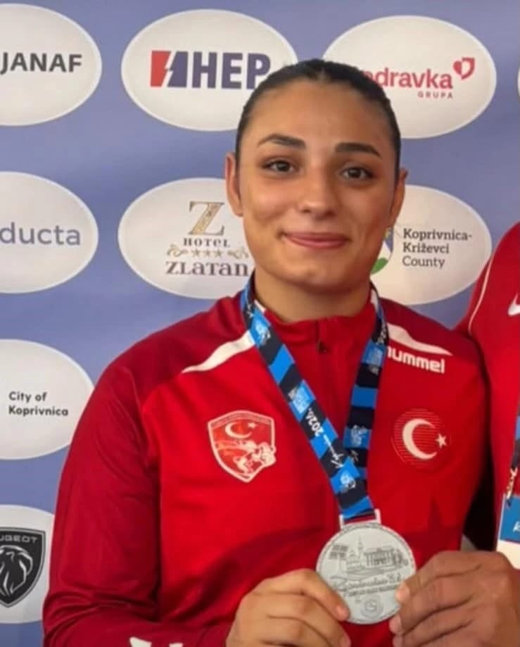 Genç güreşçi Suna Durmaz Balkan ikincisi oldu