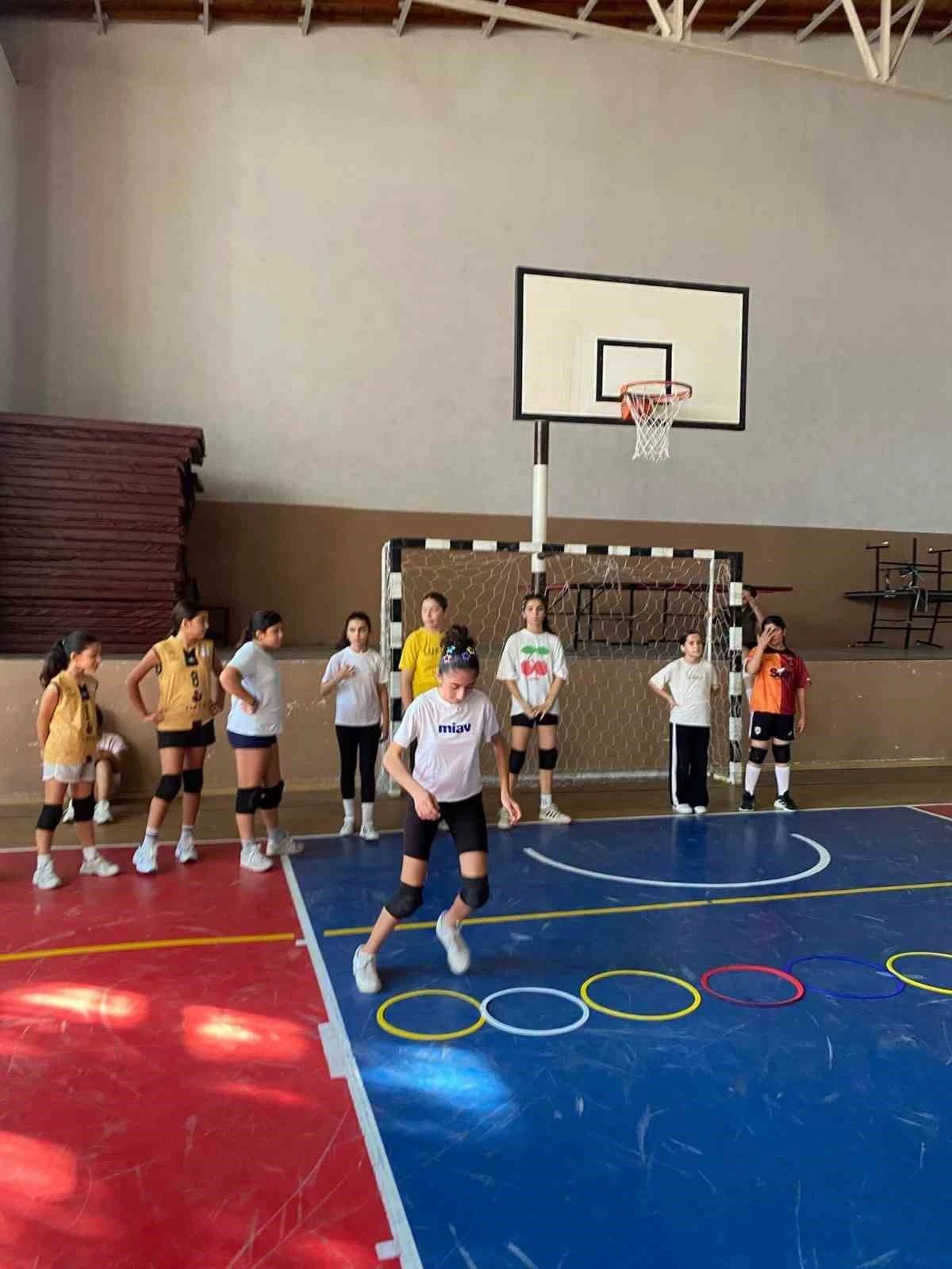 Germencik Belediyesinin kış kurslarında çocuklar voleybol ve basketbol eğitimi alıyor
