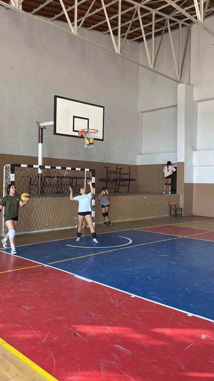 Germencik Belediyesinin kış kurslarında çocuklar voleybol ve basketbol eğitimi alıyor