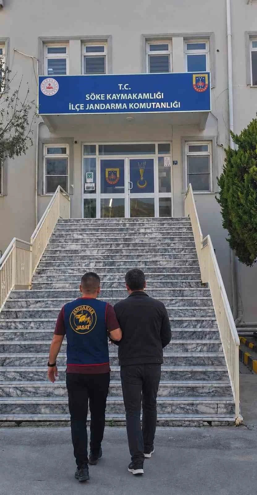 Hakaretten 12 yıl hapis cezasıyla aranan şahıs Söke’de jandarmaca yakalandı
