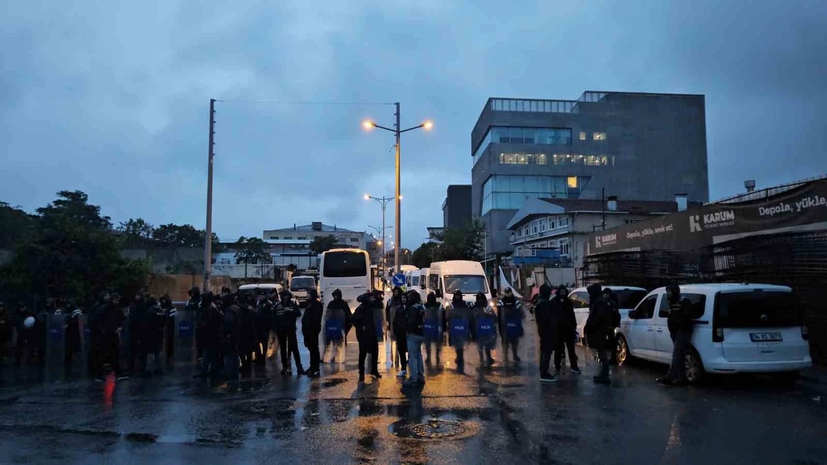Halk TV’ye inceleme: Polis ekipleri arama yapıyor