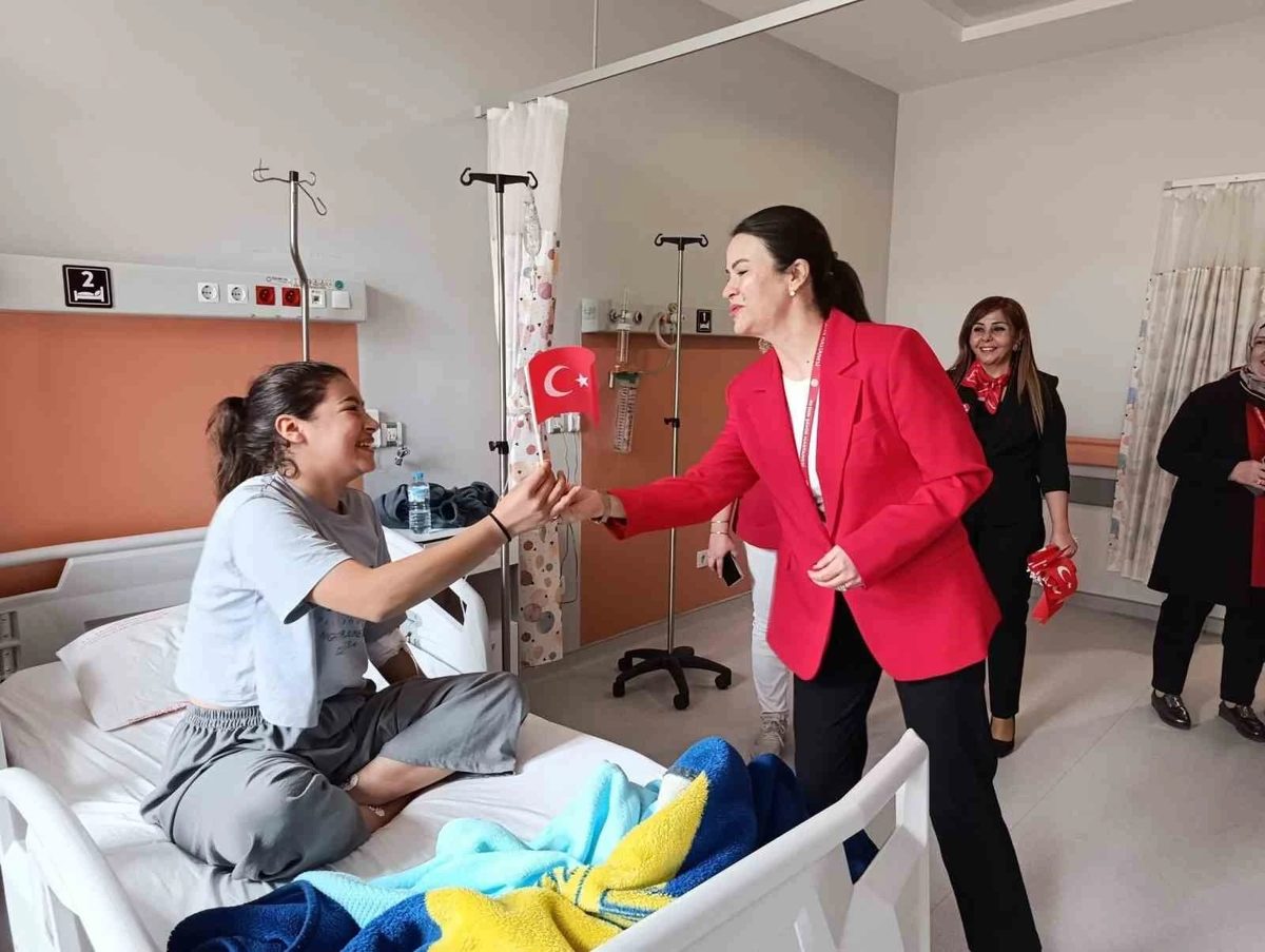 Hastanede tedavi gören çocuklara Cumhuriyet Bayramı sürprizi: bayrak ve balon