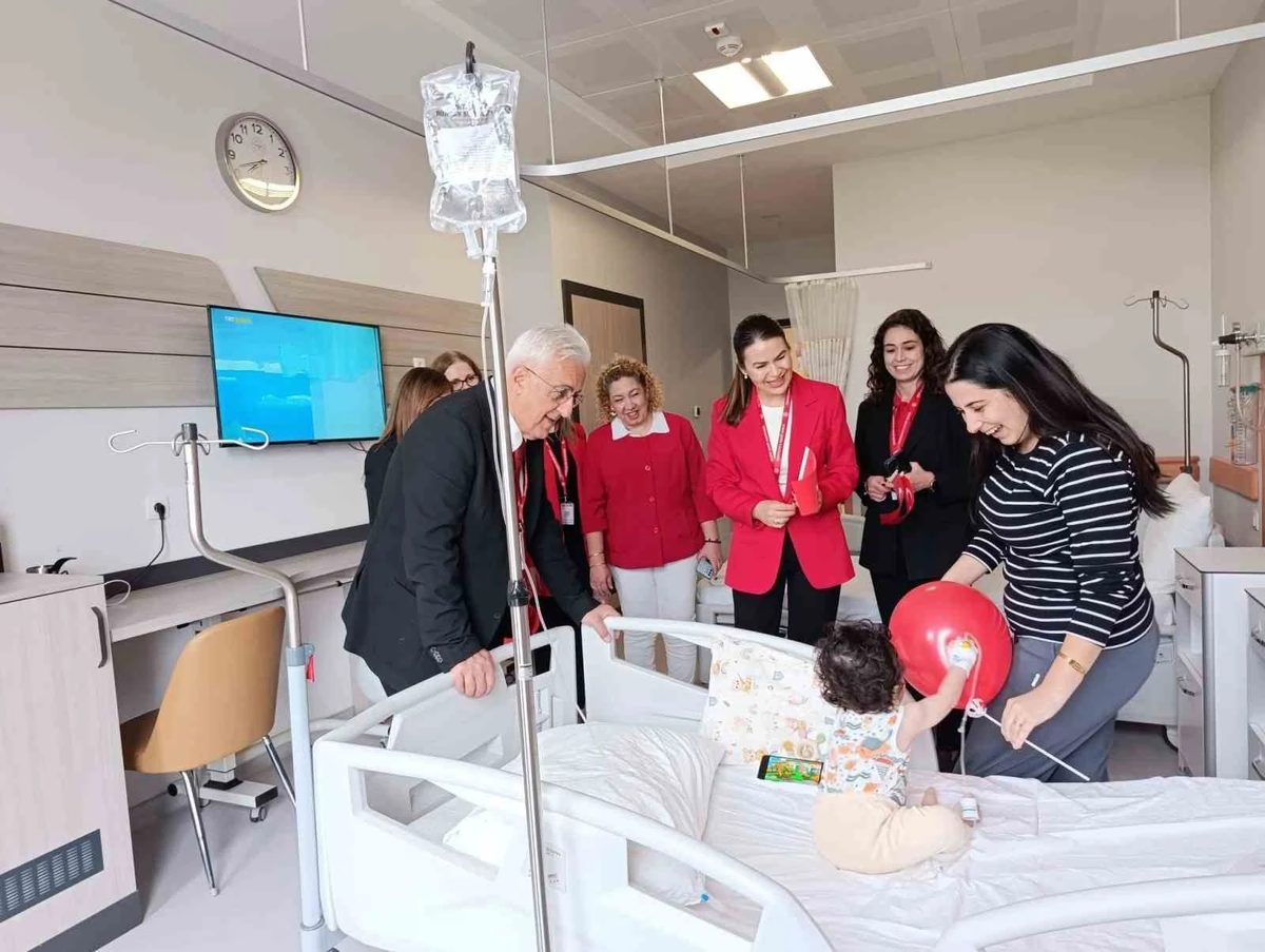 Hastanede tedavi gören çocuklara Cumhuriyet Bayramı sürprizi: bayrak ve balon
