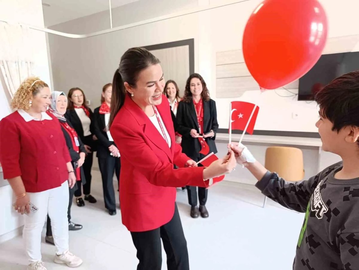 Hastanede tedavi gören çocuklara Cumhuriyet Bayramı sürprizi: bayrak ve balon