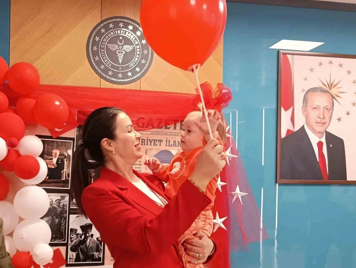 Hastanede tedavi gören çocuklara Cumhuriyet Bayramı sürprizi: bayrak ve balon