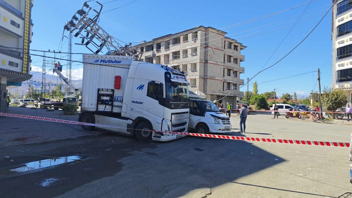 Iğdır’da tır ile hafif ticari araç arasında takip gerilimi kazayla sonuçlandı