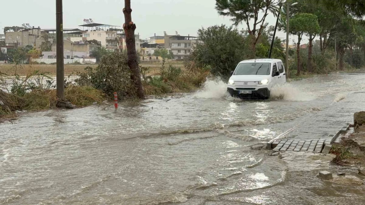 İncirliova'da sağanak yolları su bastı, sürücüler zor anlar yaşadı