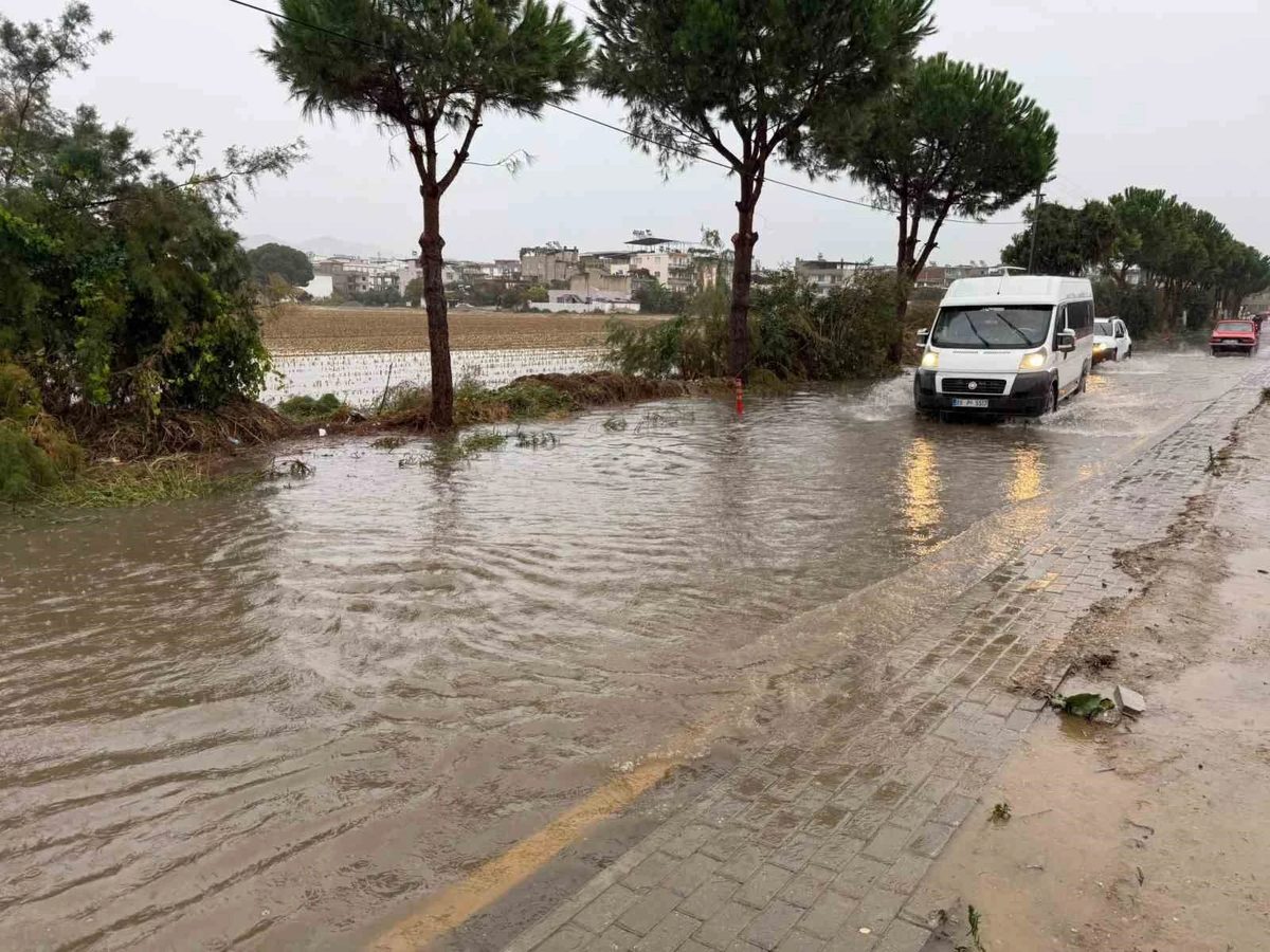 İncirliova'da sağanak yolları su bastı, sürücüler zor anlar yaşadı