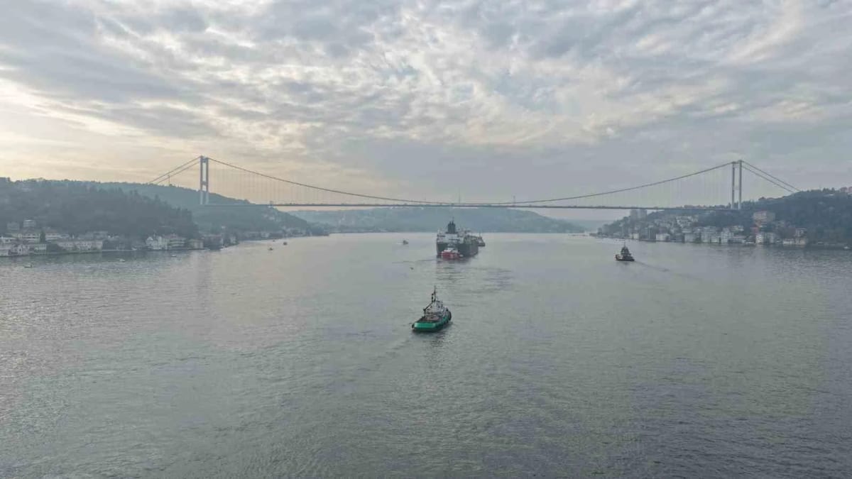 İstanbul Boğazı trafiğe kapatıldı: Dron saldırısına uğrayan AK ANA tankerinin geçişi havadan görüntülendi