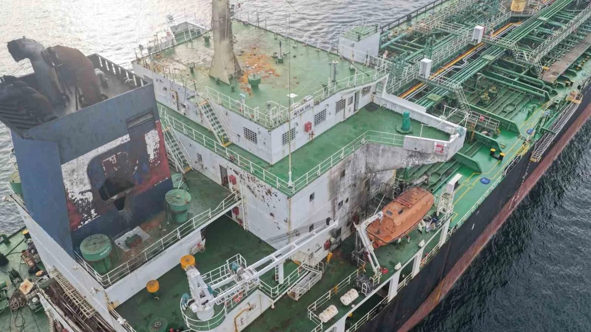 İstanbul Boğazı trafiğe kapatıldı: Dron saldırısına uğrayan AK ANA tankerinin geçişi havadan görüntülendi