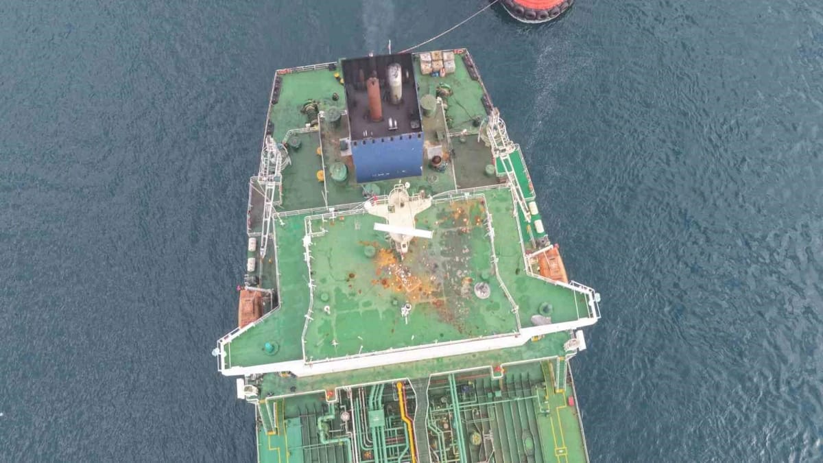 İstanbul Boğazı trafiğe kapatıldı: Dron saldırısına uğrayan AK ANA tankerinin geçişi havadan görüntülendi