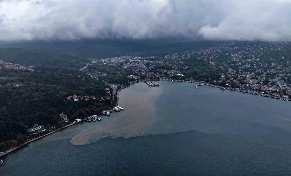 İstanbul’da yağmurun etkisiyle denizin rengi değişti: Boğaz’daki renk değişimi havadan görüntülendi