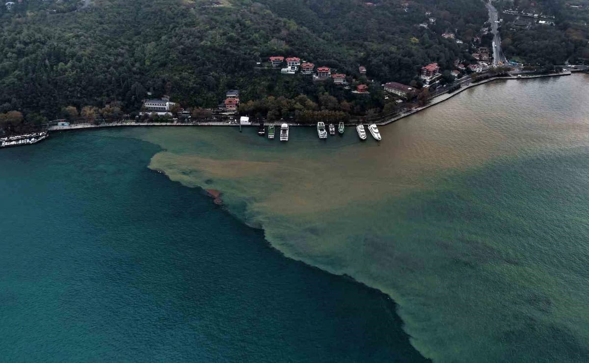 İstanbul’da yağmurun etkisiyle denizin rengi değişti: Boğaz’daki renk değişimi havadan görüntülendi