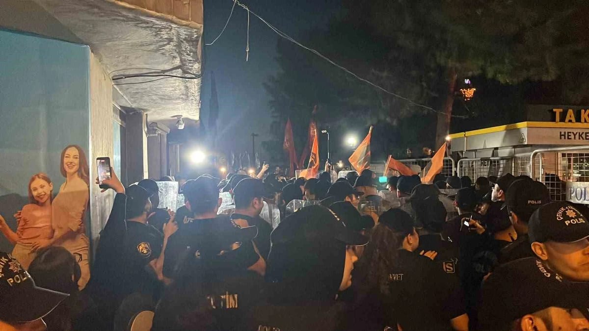 İzmir’de Cemil Tugay protestosunda arbede