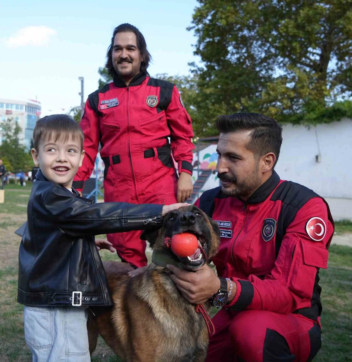 K9 köpekler hünerlerini sergiledi: Saklanan çocukları saniyeler içinde buldular