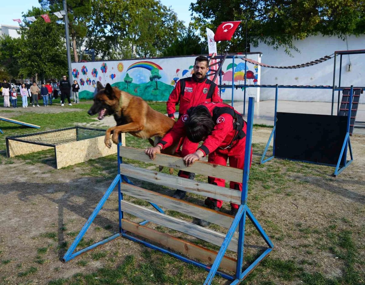K9 köpekler hünerlerini sergiledi: Saklanan çocukları saniyeler içinde buldular