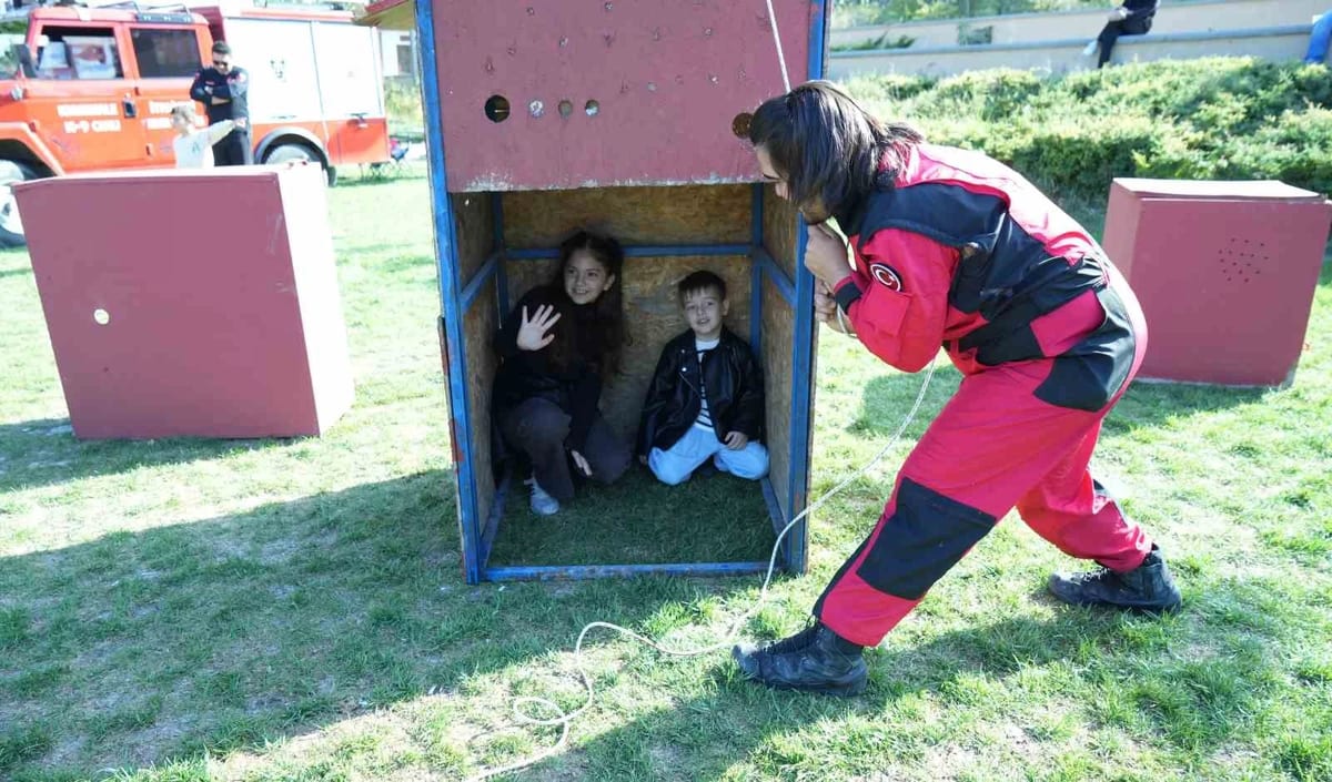 K9 köpekler hünerlerini sergiledi: Saklanan çocukları saniyeler içinde buldular
