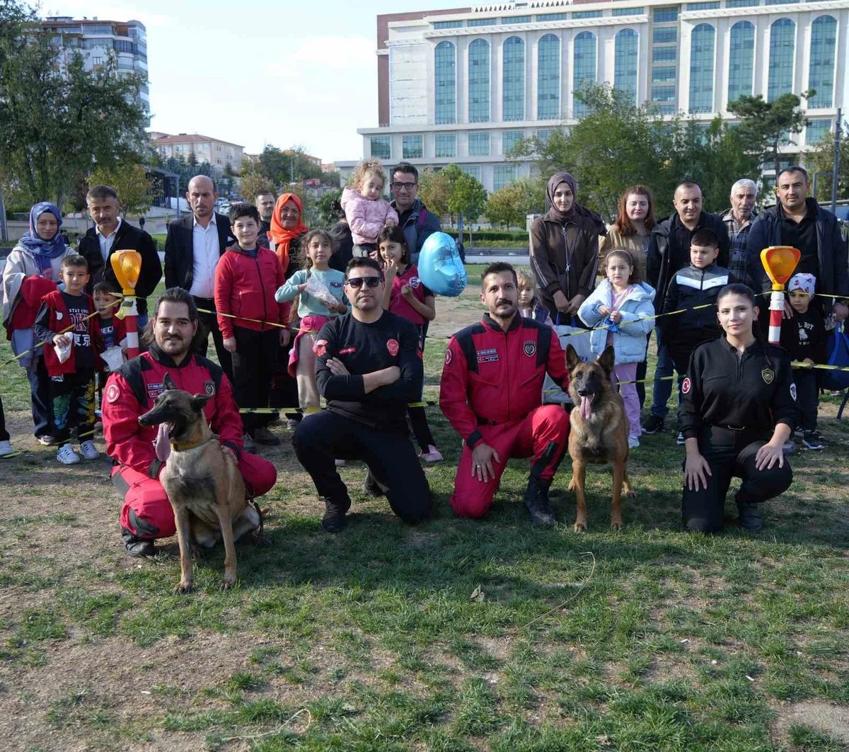 K9 köpekler hünerlerini sergiledi: Saklanan çocukları saniyeler içinde buldular