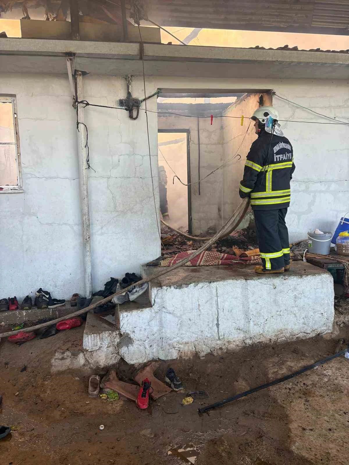 Karacasu’daki ev yangını söndürüldü