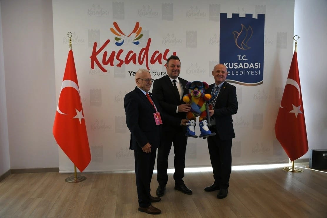 Kardeş şehir heyetleri Kuşadası'nda müzeye ülkelerine özgü oyuncak hediye etti