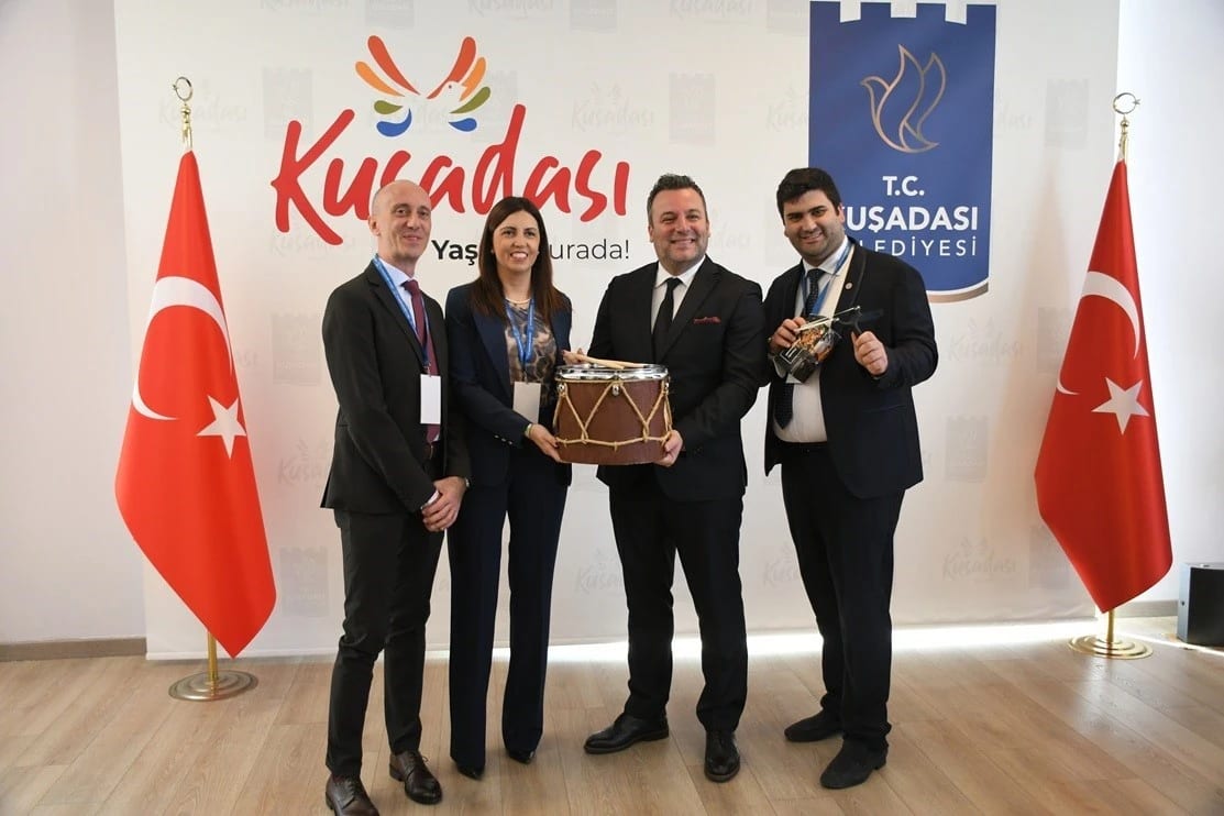 Kardeş şehir heyetleri Kuşadası'nda müzeye ülkelerine özgü oyuncak hediye etti