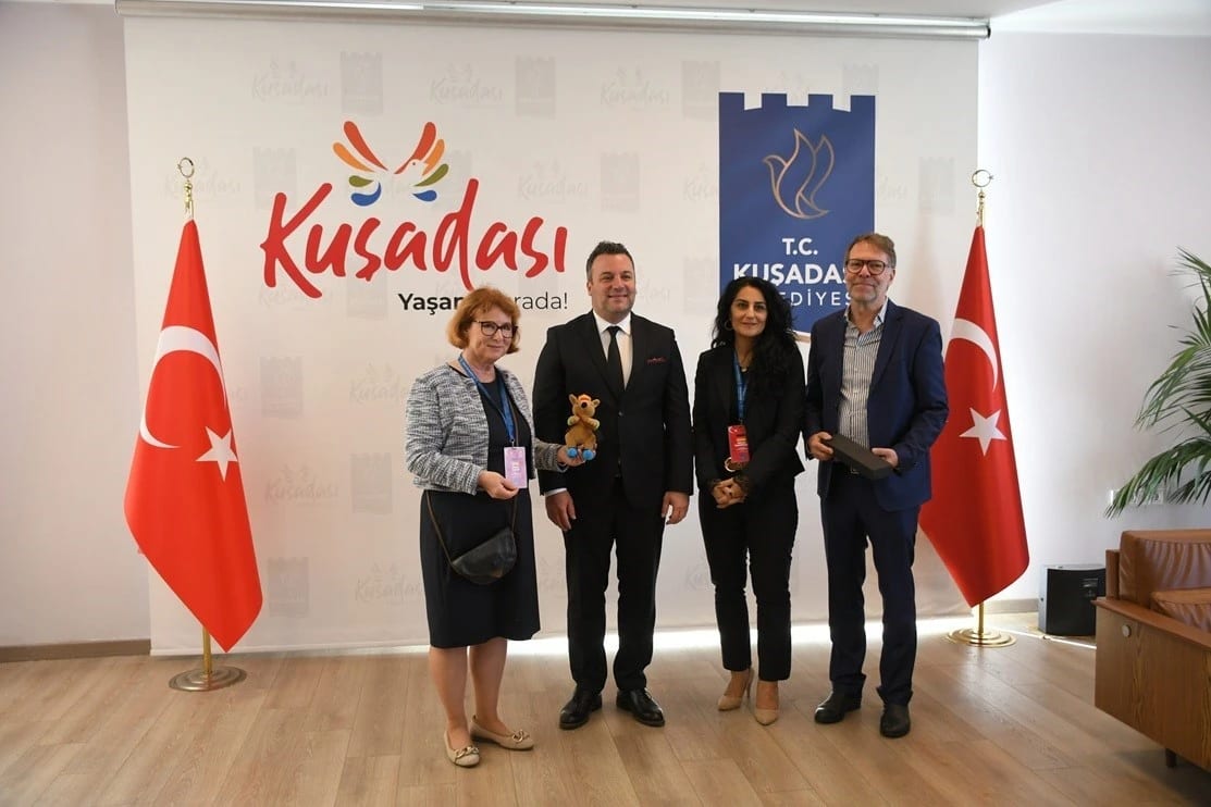 Kardeş şehir heyetleri Kuşadası'nda müzeye ülkelerine özgü oyuncak hediye etti