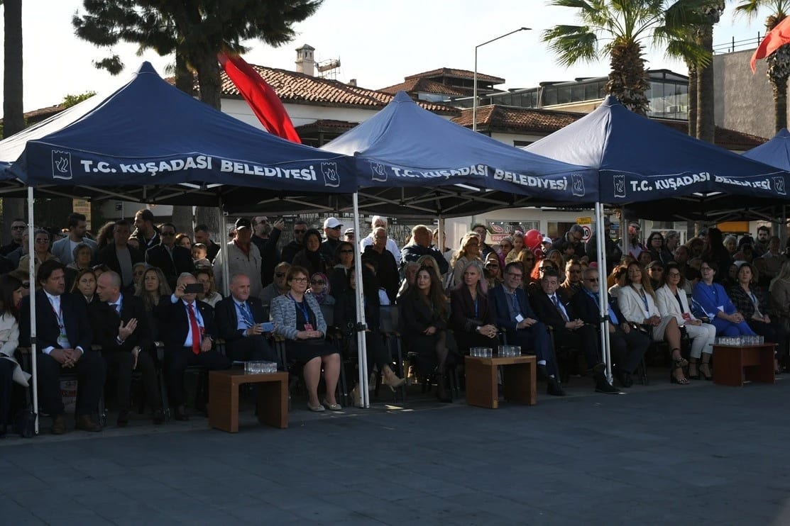 Kardeş şehir heyetleri Kuşadası'nda müzeye ülkelerine özgü oyuncak hediye etti