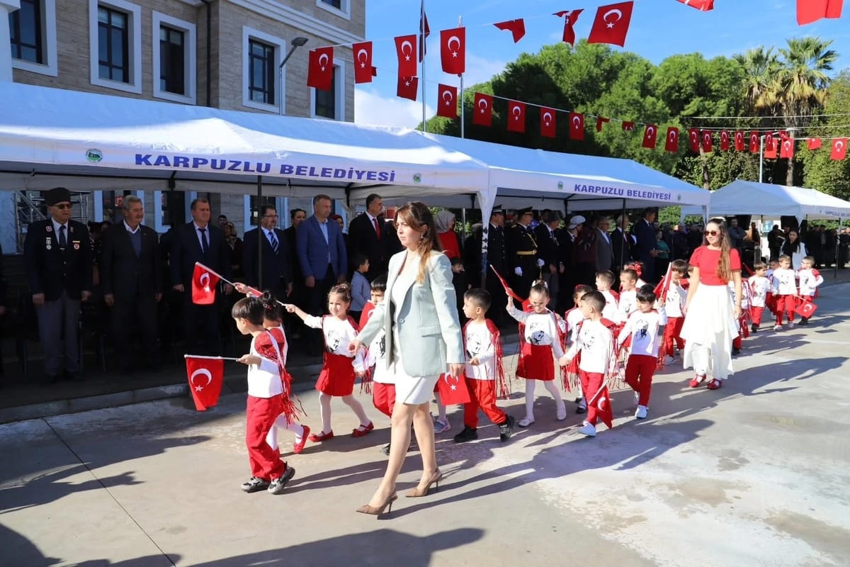 Karpuzlu'da Cumhuriyet'in 103. yılı geçit töreni ve gösterilerle anıldı
