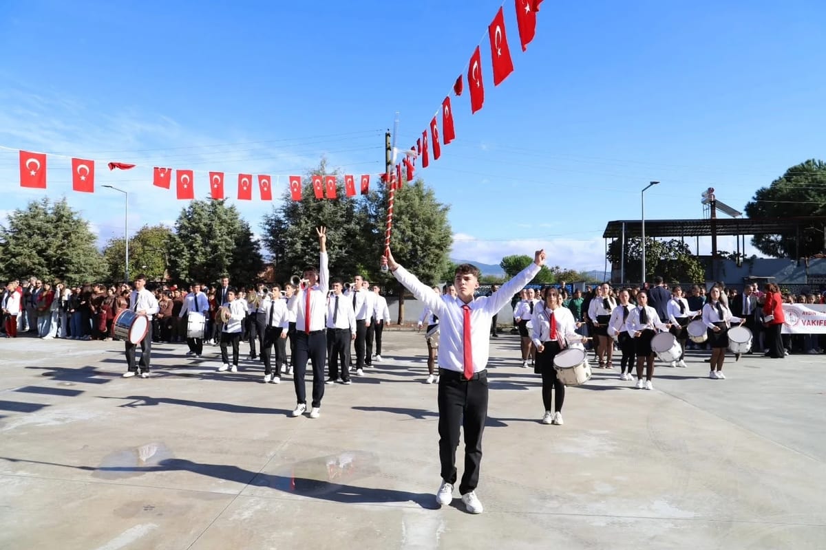 Karpuzlu'da Cumhuriyet'in 103. yılı geçit töreni ve gösterilerle anıldı