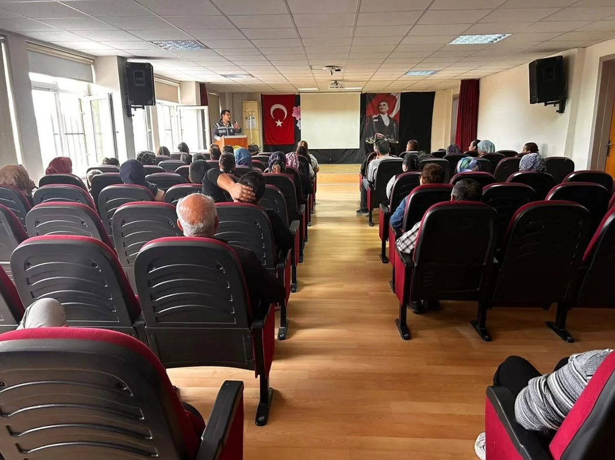 Karpuzlu’da polis, veli ve okul personeline güvenlik bilgilendirmesi yaptı