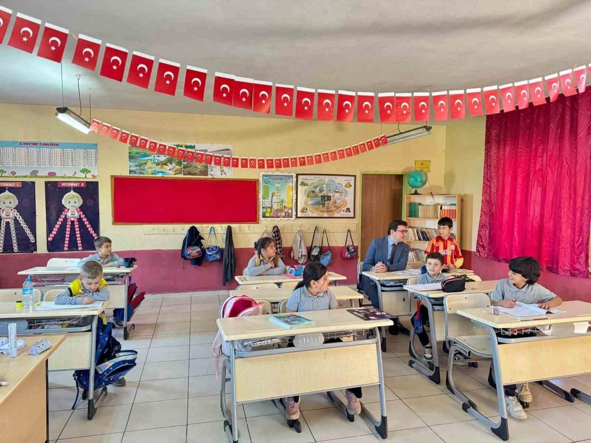 Kaymakam Sözen, Yaka’da öğretmen ve öğrencilerle buluştu