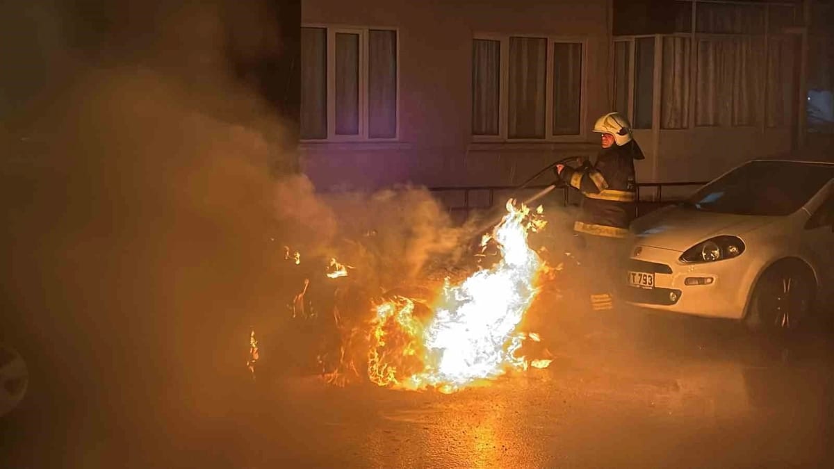 Kaza sonrası 2.27 promil alkollü sürücü yanan aracını sigara içerek izledi