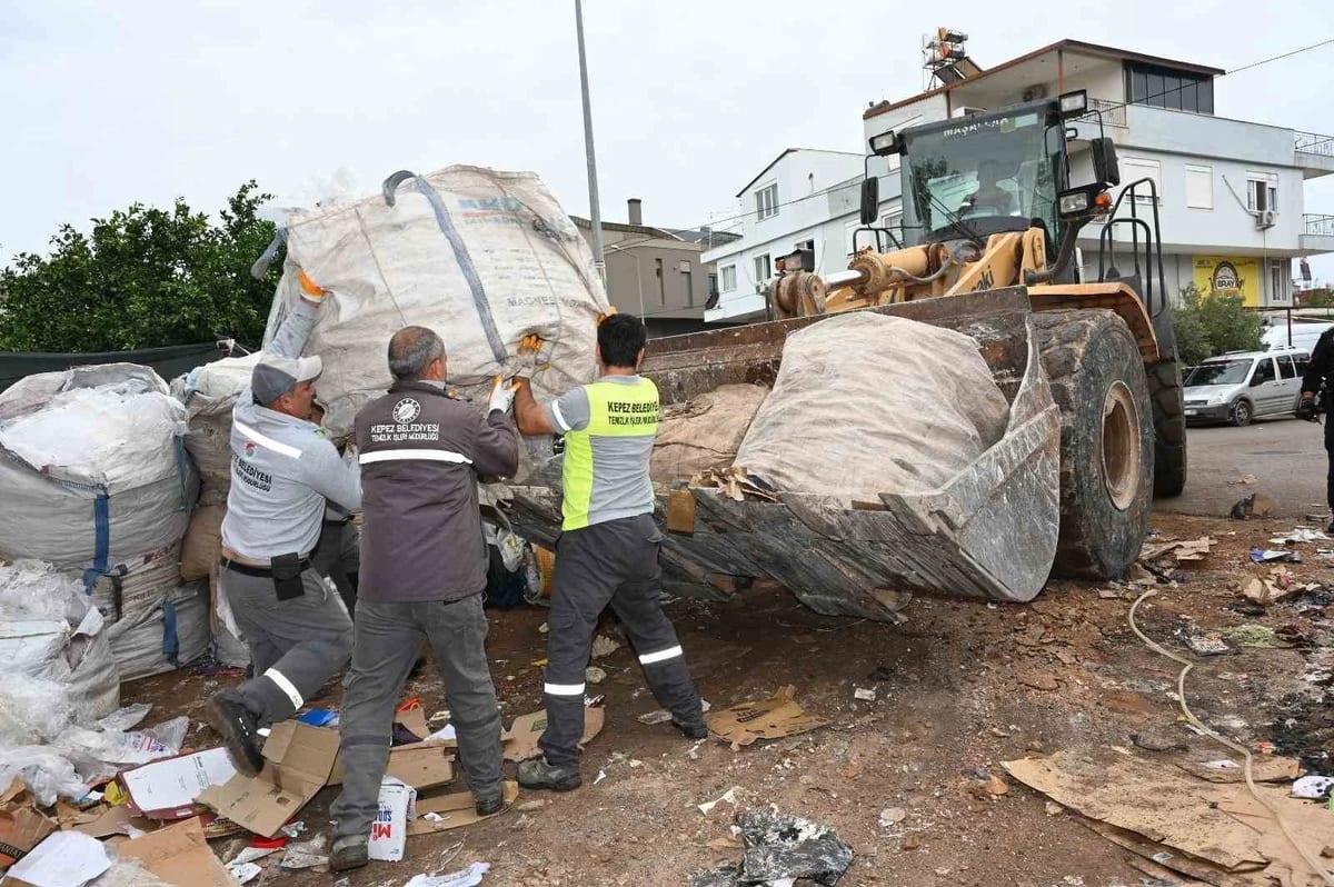 Kepez’de çöp ev operasyonu: 8 kamyon atık çıkarıldı