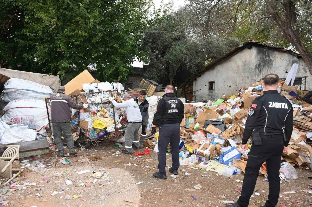 Kepez’de çöp ev operasyonu: 8 kamyon atık çıkarıldı