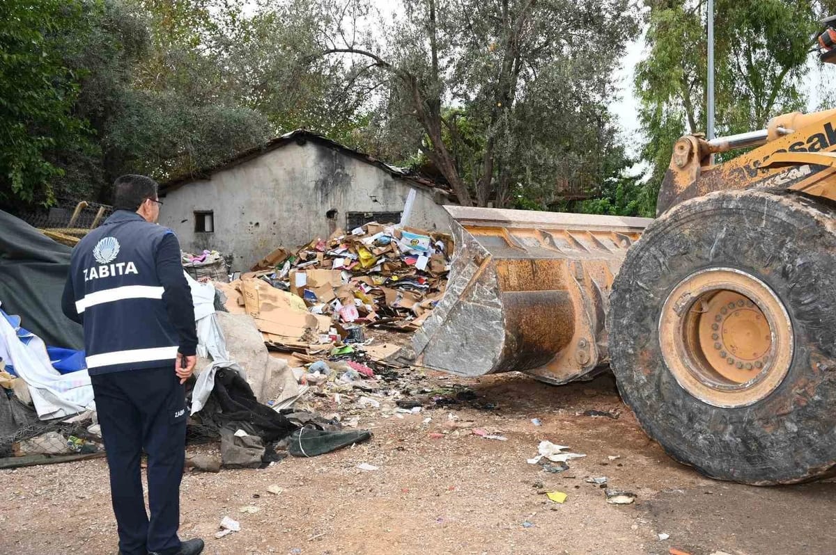 Kepez’de çöp ev operasyonu: 8 kamyon atık çıkarıldı