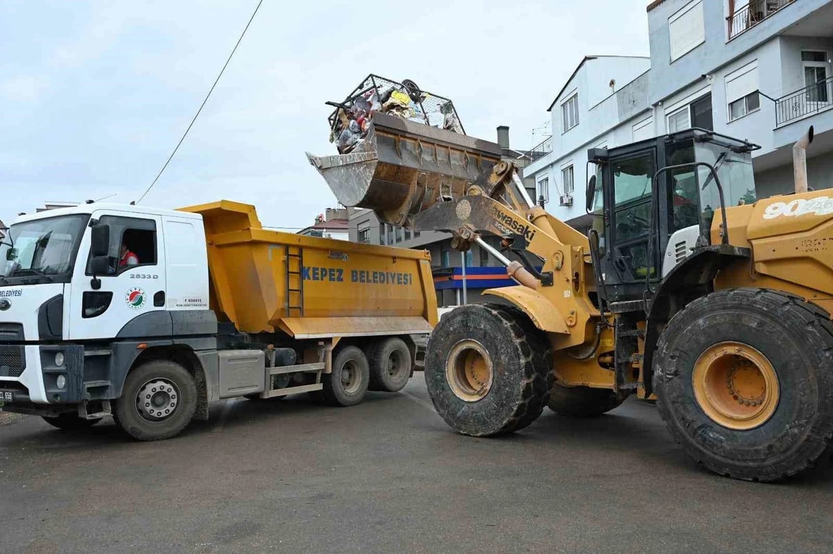 Kepez’de çöp ev operasyonu: 8 kamyon atık çıkarıldı