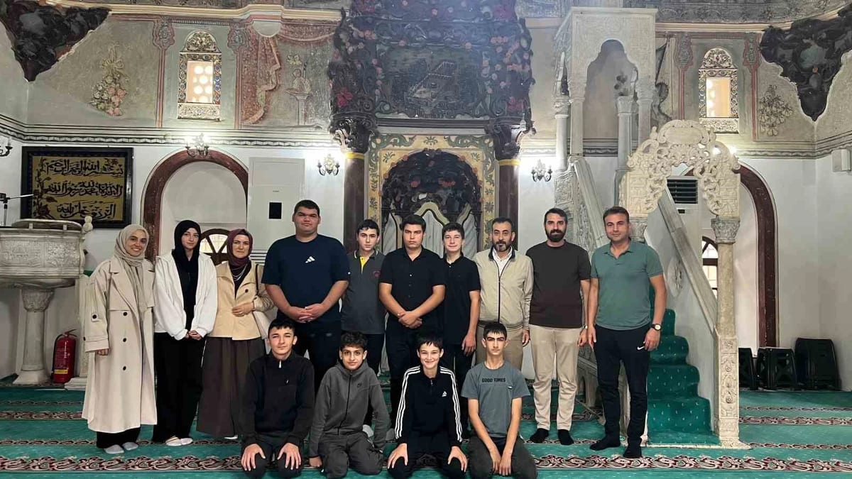 Koçarlı’da öğrenciler okul bahçesini temizleyerek çevre duyarlılığına dikkat çekti