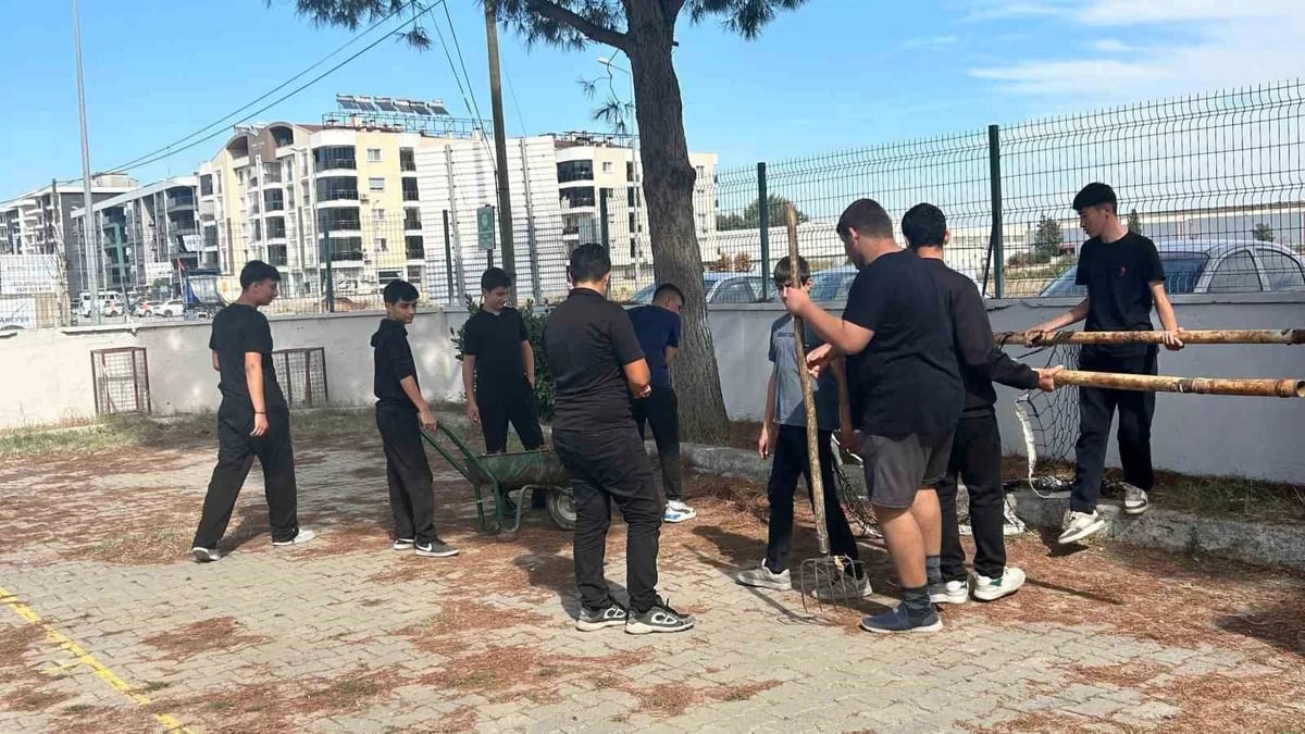 Koçarlı’da öğrenciler okul bahçesini temizleyerek çevre duyarlılığına dikkat çekti
