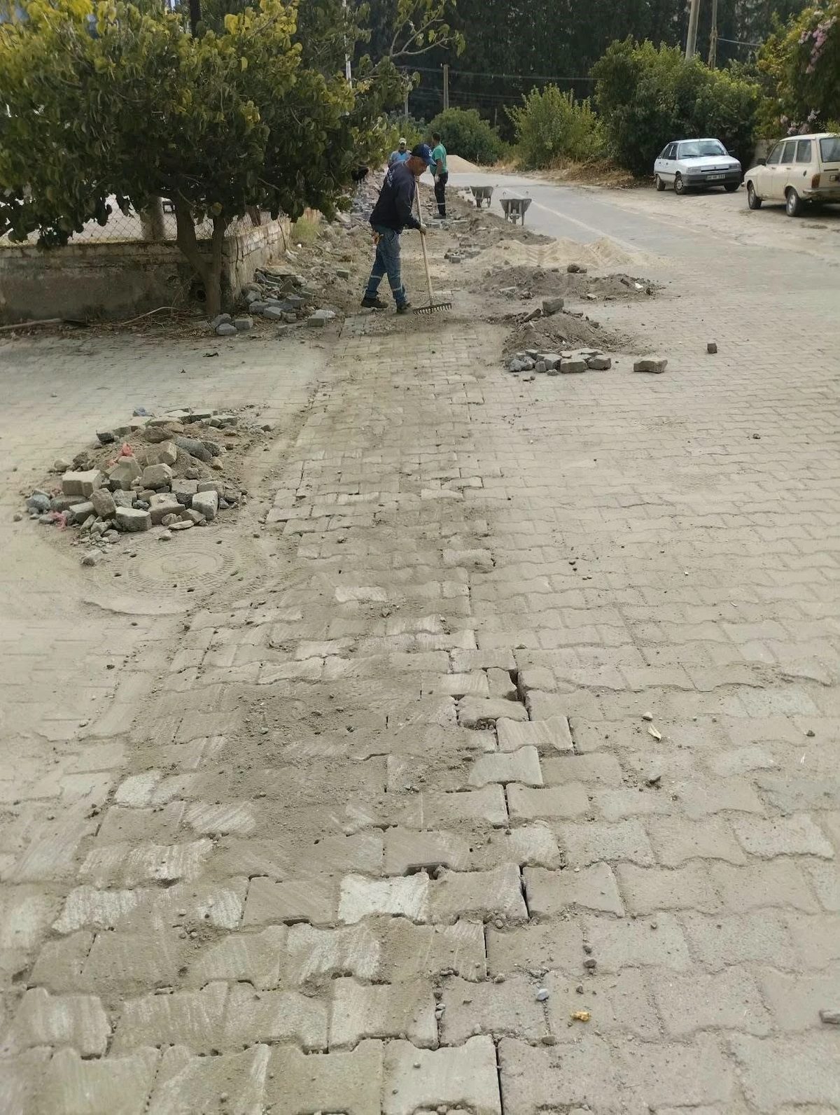 Koçarlı’da yol bakım ve çevre düzenleme çalışmaları sürüyor