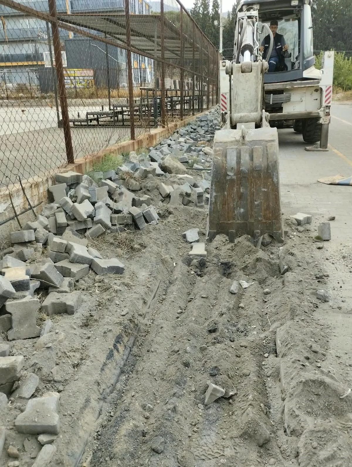 Koçarlı’da yol bakım ve çevre düzenleme çalışmaları sürüyor