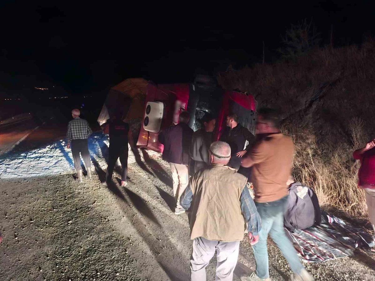 Kontrolden çıkan kum yüklü tır devrildi: 1 yaralı