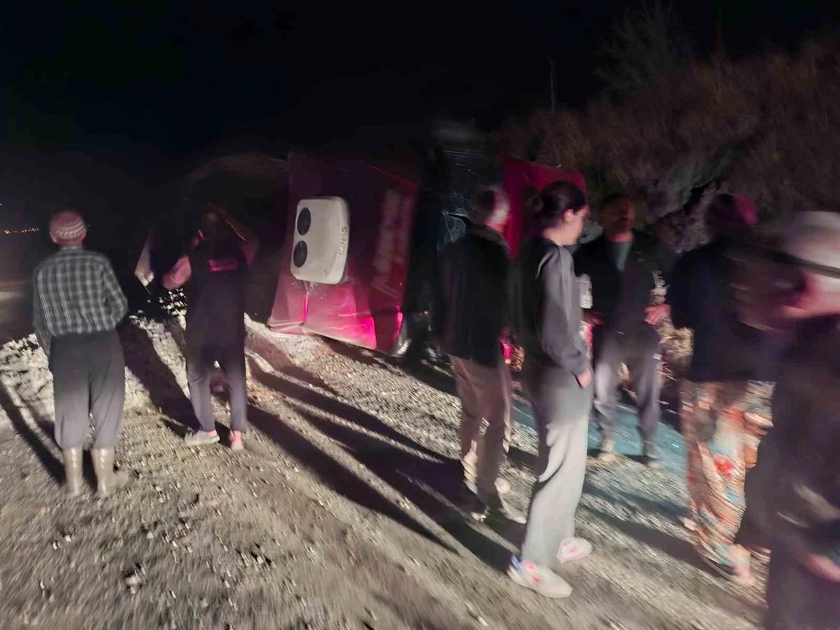 Kontrolden çıkan kum yüklü tır devrildi: 1 yaralı