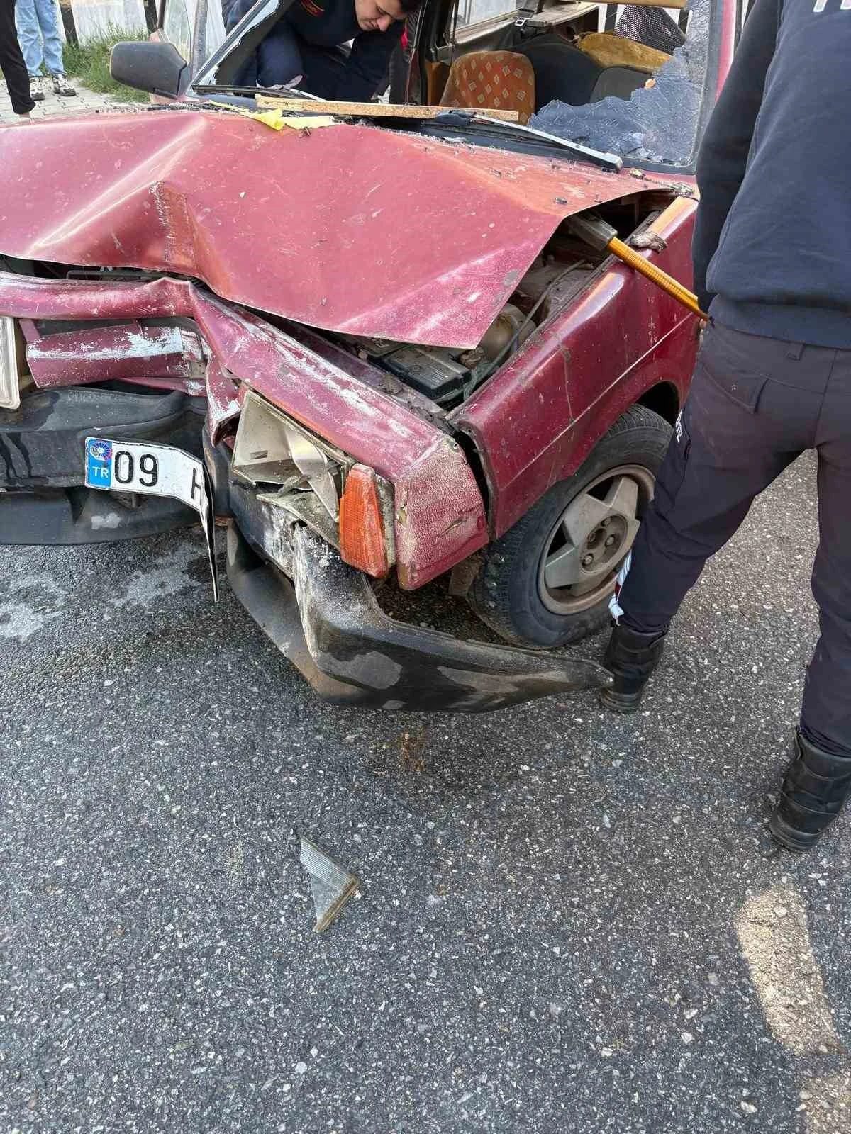 Kontrolden çıkan otomobil Aydın’da direğe çarptı: 2 kişi yaralandı