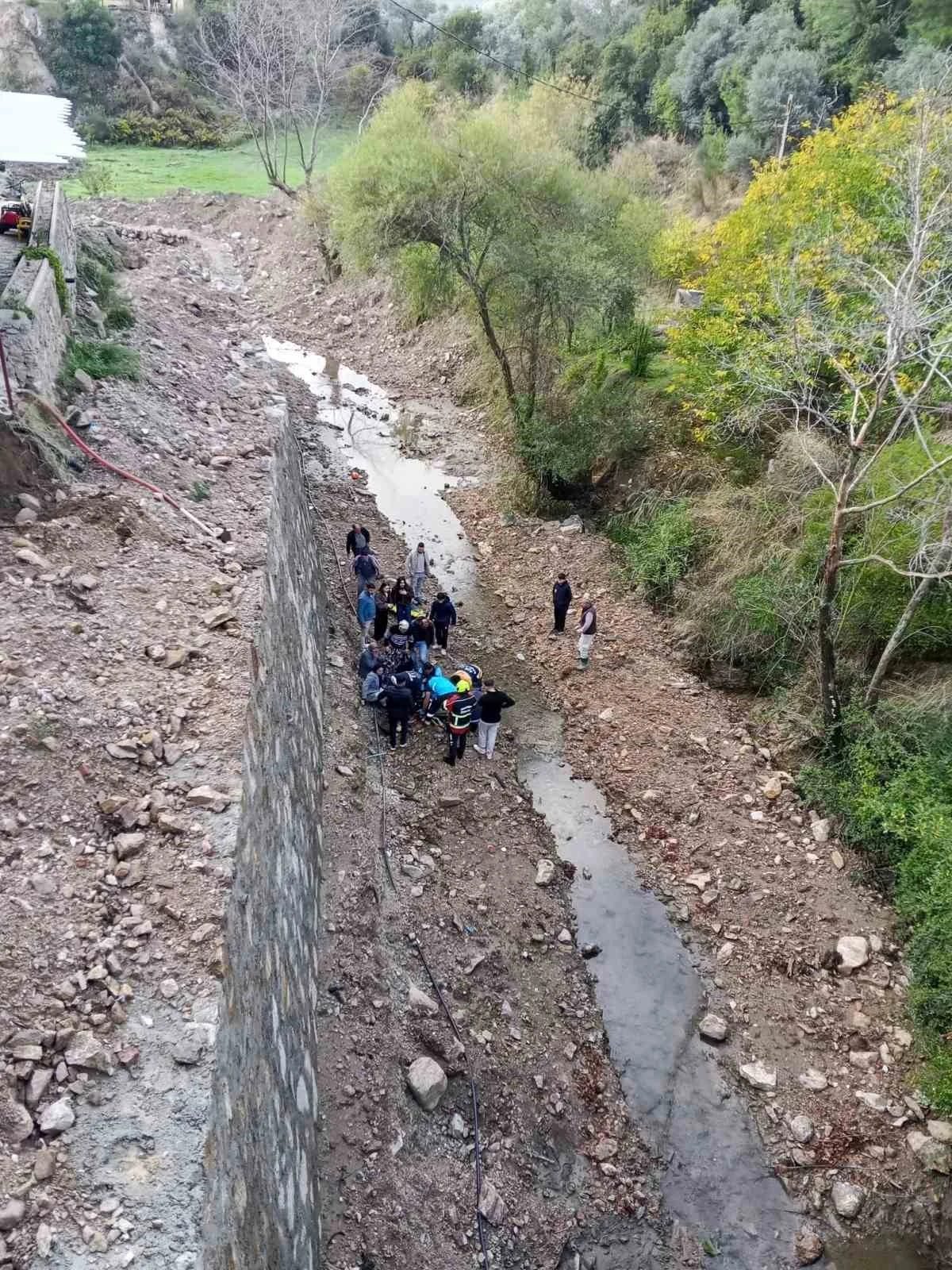 Köprüden dereye uçan otomobildeki 3 kişi yaralandı; araç kontrolden çıkmıştı