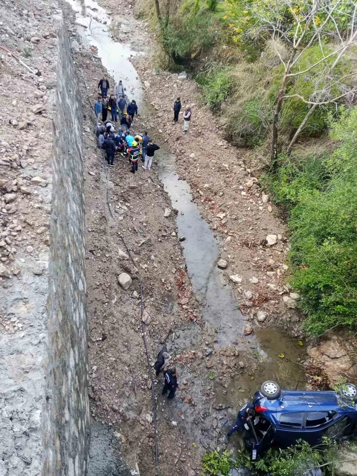 Köprüden dereye uçan otomobildeki 3 kişi yaralandı; araç kontrolden çıkmıştı